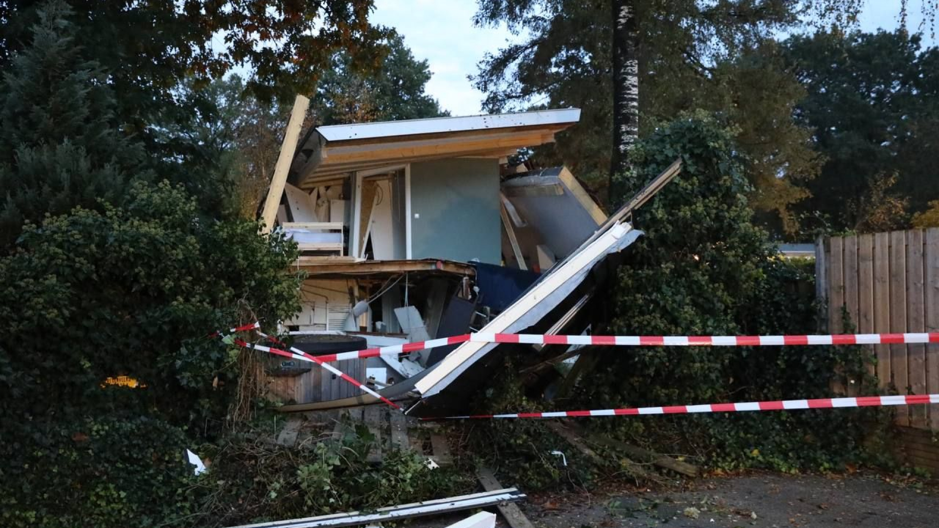 Huisje Totaal Verwoest Na Explosie, 'moeder En Dochter Zwaargewond ...