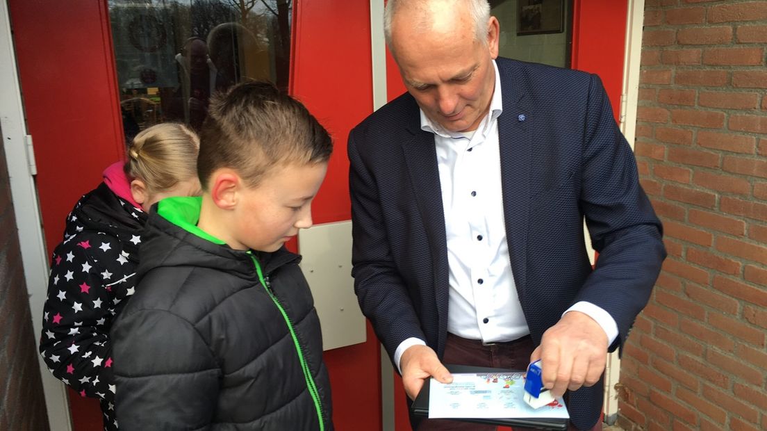 Kinderen krijgen een stempel elke keer als ze op de fiets naar school komen (Rechten: RTV Drenthe/Marjolein Lauret)