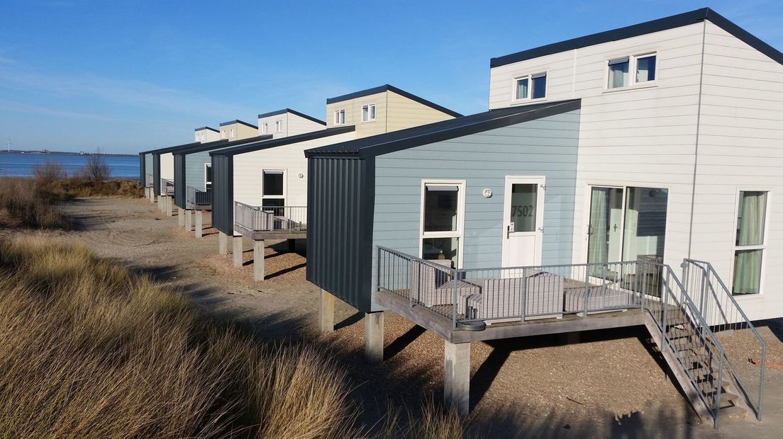 Vakantiehuisjes op het strand bij de Roompot