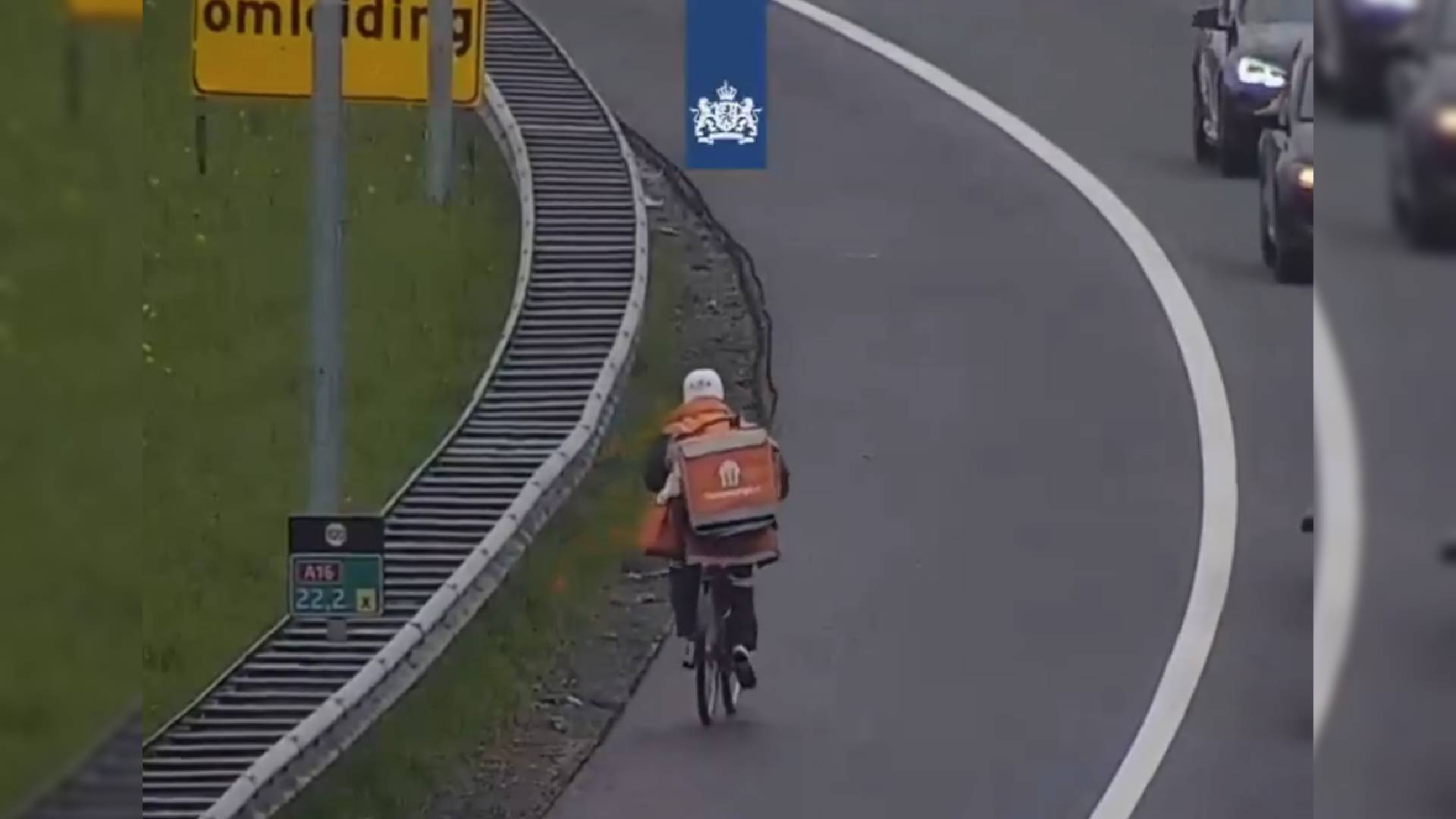 De fietser moet voor scheve blikken hebben gezorgd onder automobilisten