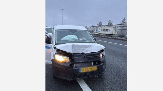 Ongeluk op snelweg A15 zorgt voor flinke file. Ongeluk op snelweg A15 zorgt voor flinke file.