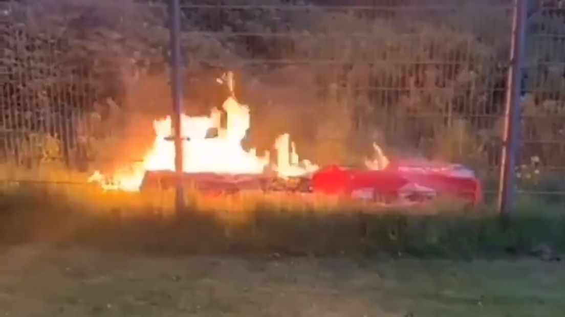 Op Twitter circuleert een filmpje van het brandende spandoek.