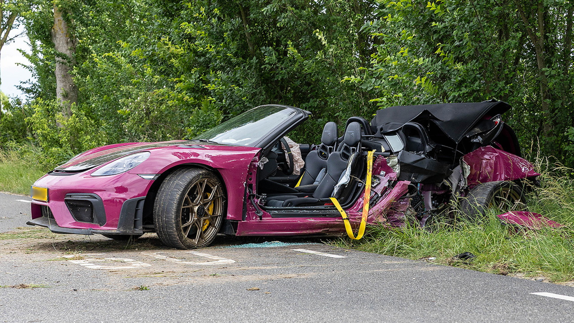 Van de dure auto was weinig over, zo is te zien op beelden.
