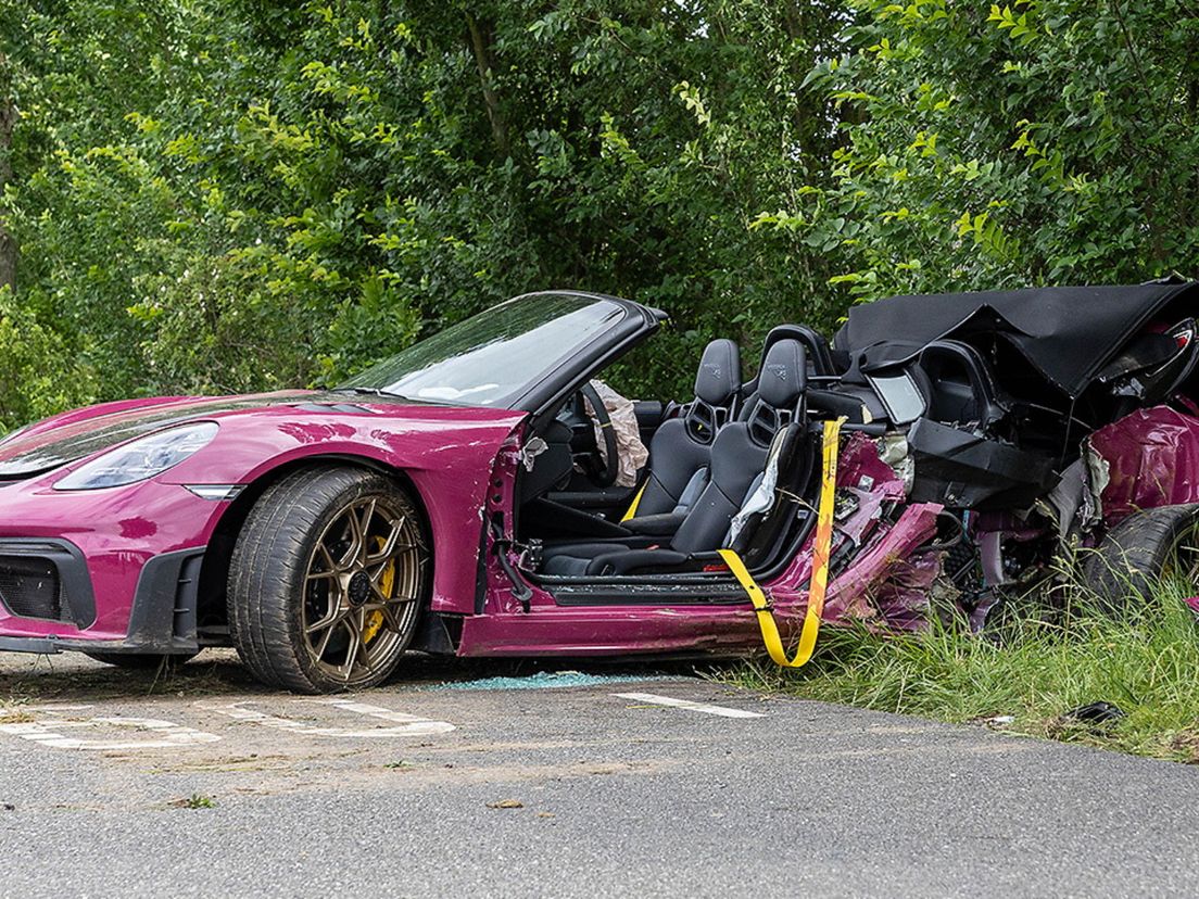 Van de dure auto was weinig over, zo is te zien op beelden.