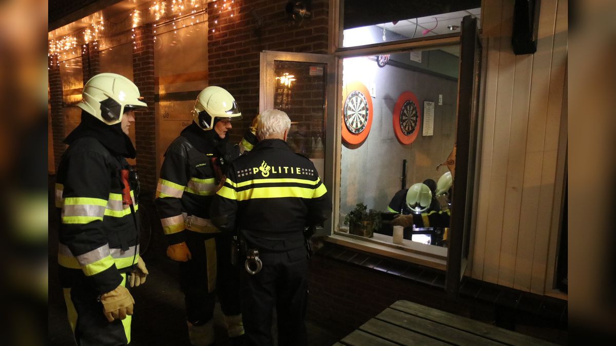 Kroeg in Oudeschoot staat vol rook door pelletkachel