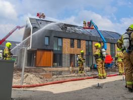 Zonnepanelen in brand bij nieuwbouwwoningen | Persoon mogelijk in borst gestoken