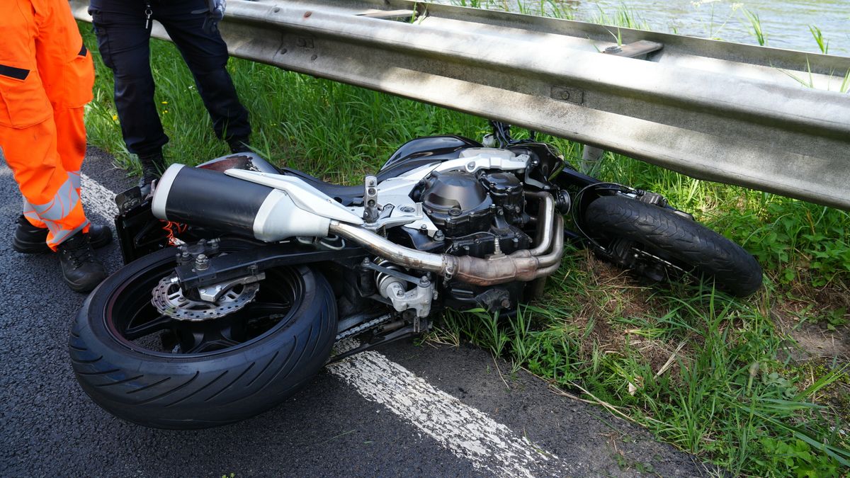 Motorrijder gaat onderuit en raakt gewond op N371