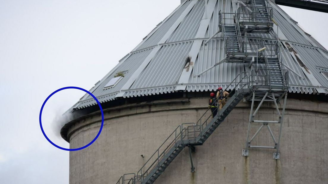 De rook komt uit de silo waar brandt woedt