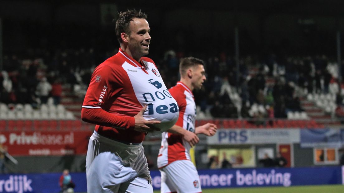 Anco Jansen verstopt de bal onder zijn shirt. Een gebaar naar zijn zwangere vriendin op de tribune (Rechten: Gerrit Rijkens)
