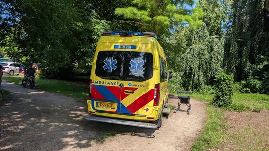 Vrouw valt met rollator in vijver