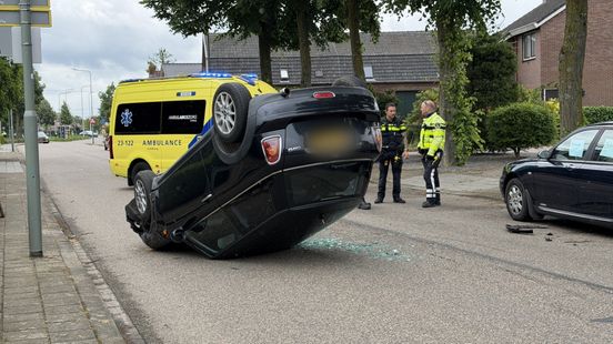 Auto slaat over de kop en belandt op dak in Linne Nieuws