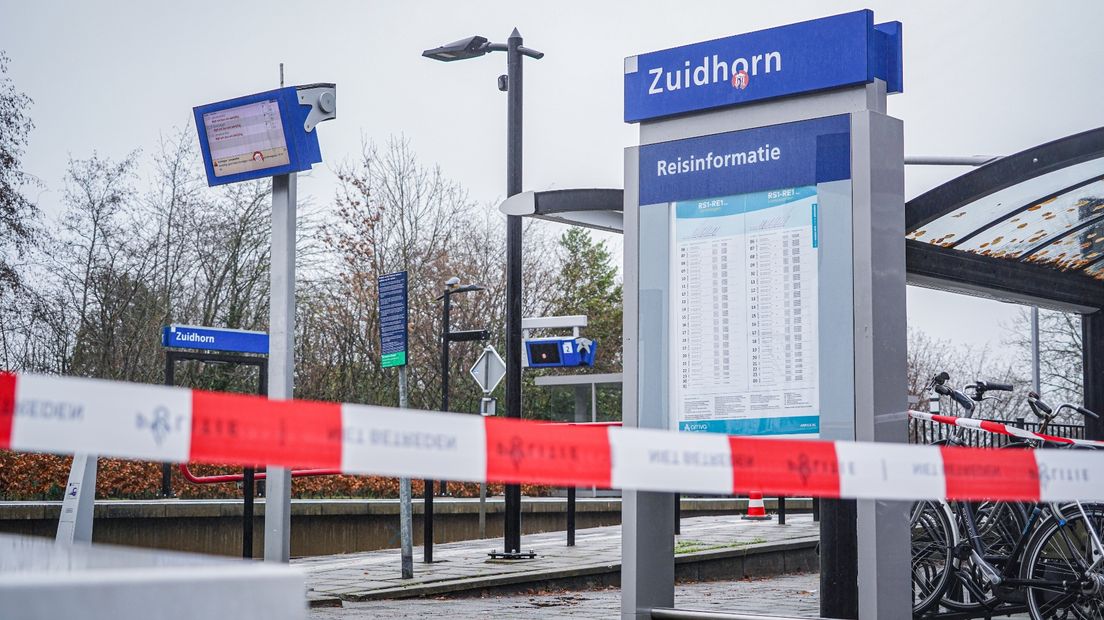 De politie heeft het station van Zuidhorn afgezet na een ongeval op het spoor