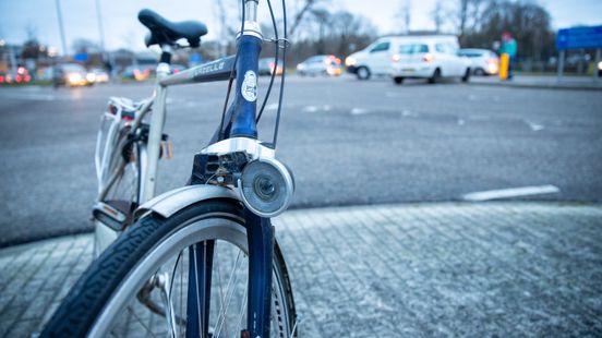 Fietser raakt gewond bij aanrijding met auto in Zwolle. Fietser raakt gewond bij aanrijding met auto in Zwolle.