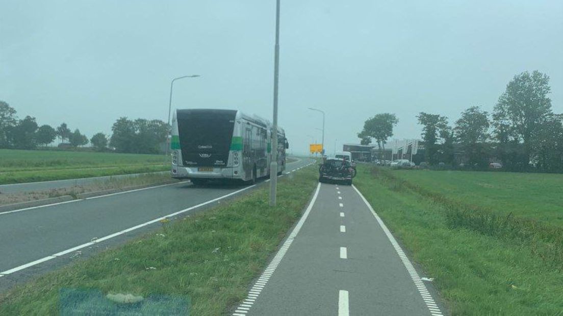 De bus staat stil tussen Zuidhorn en Aduard