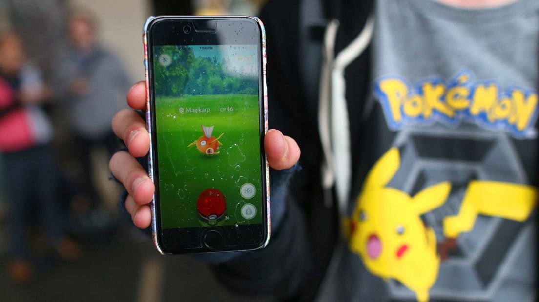 Smartphones en ook Pokémon Go zouden gevaarlijk zijn in het verkeer.