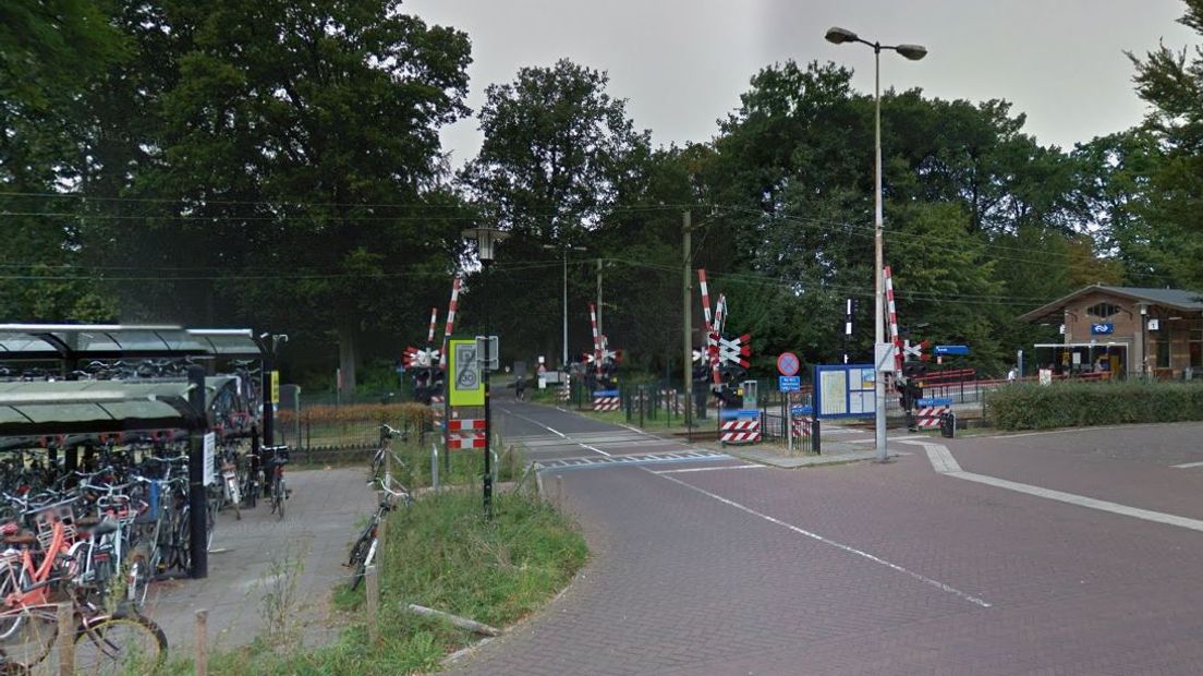 'Niet normaal!', zo noemt woordvoerder Aldert Baas van ProRail het gedrag van weggebruikers bij de spoorovergangen in Ermelo. Regelmatig wordt het spoor overgestoken terwijl de overgang dicht zit.