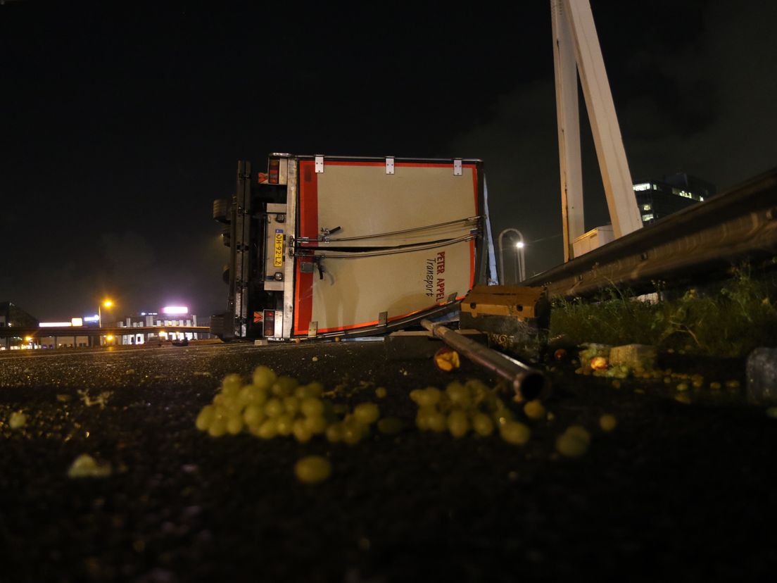 Vrachtwagen met fruit en groente kantelt op A16 (foto MediaTV)