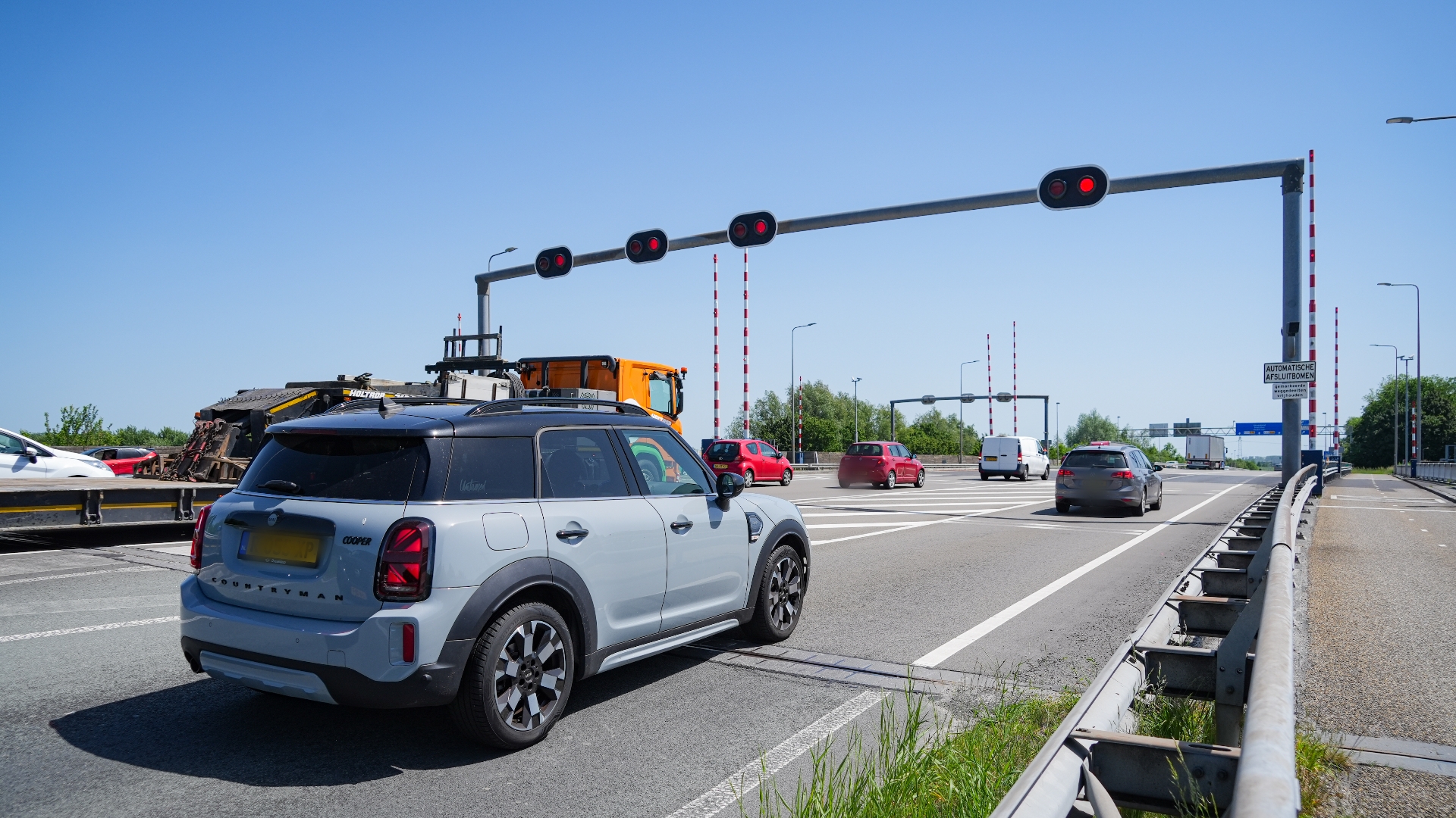 112-nieuws dinsdag 26 mei: Rijkswaterstaat stelt hitteprotocol in werking op snelwegen • Aanrijding in Haren.
