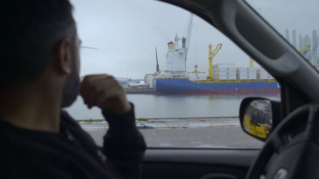 Verslaggever Danny Ghosen zag hoe een groot containerschip met bananen uit Zuid-Amerika zonder controle gelost werd.