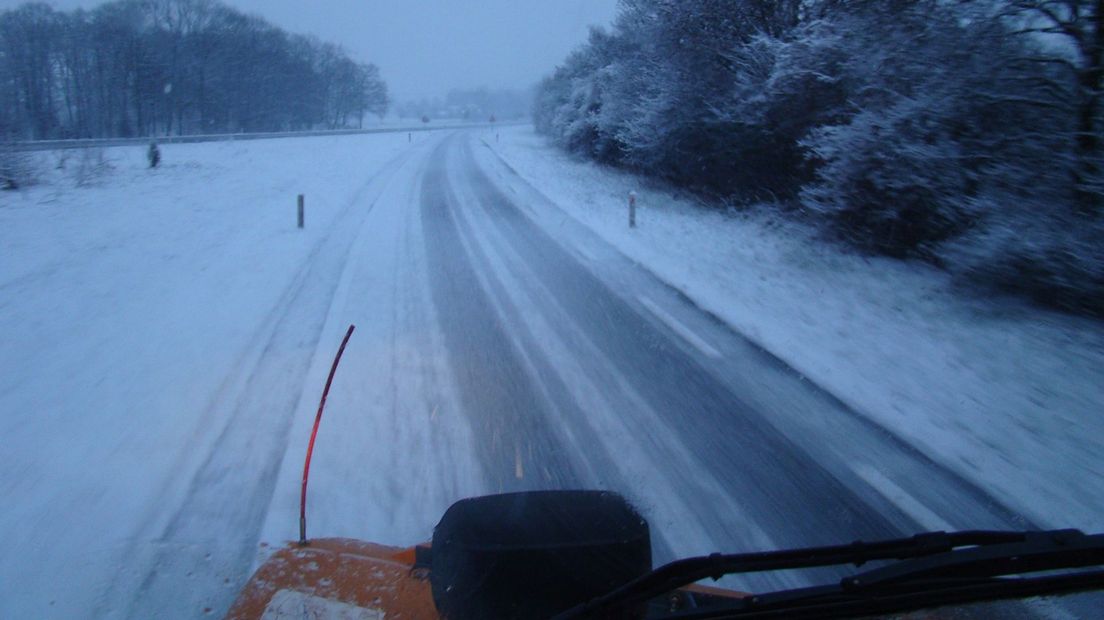 sneeuw op de weg houdt bussen van Keolis binnen.