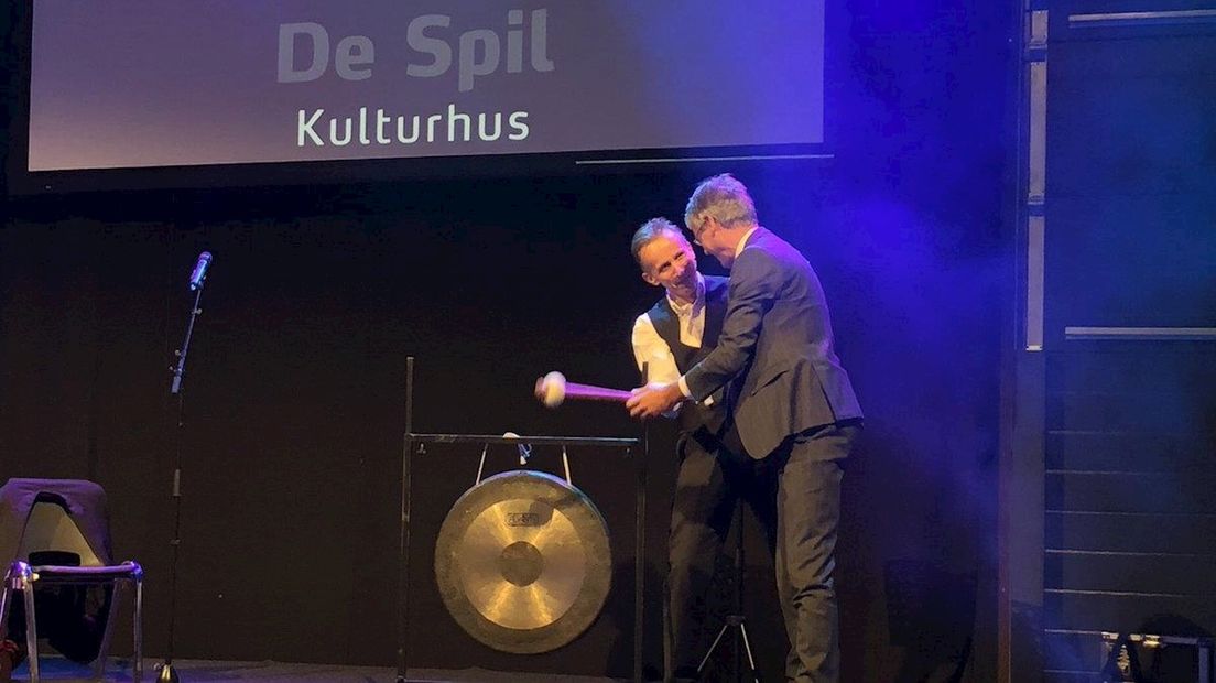 Minister Slob opende met een gongslag het Kulturhus