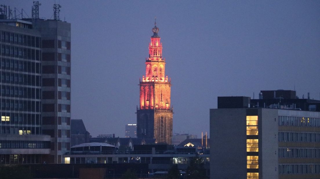 De Martinitoren kleurt oranje