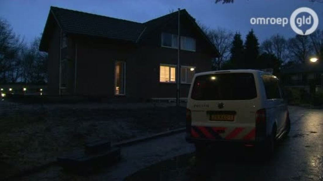 In een huis aan de Steenhoek in Rozendaal is een kind verwond met een steekwapen.