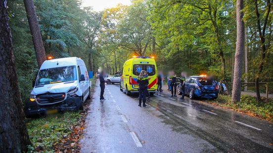 Veel schade na botsing • motorrijder gewond