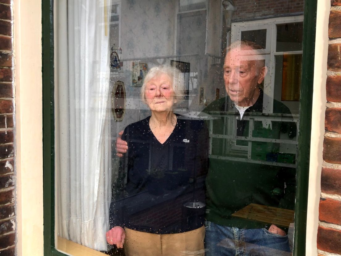 Corry en Albert Rollé bij het raam waar de hostel van 18 meter hoog moet verrijzen