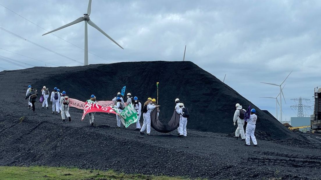 De actievoerders bij een berg steenkool op het RWE-terrein