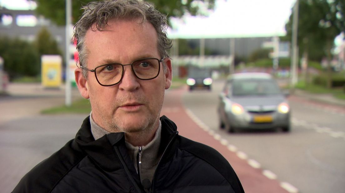 Rijschoolhouder Edwin Striekwold wil maatregelen voor veiligere rotondes.