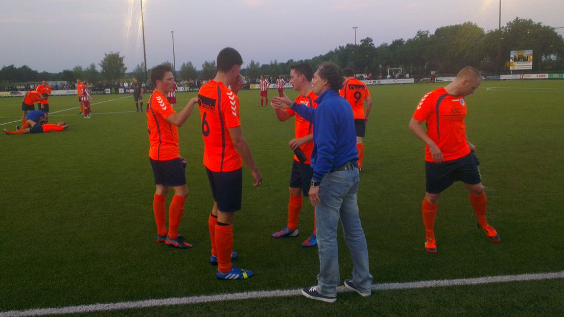 Jan Gaasbeek coacht SVL tijdens een blessurebehandeling