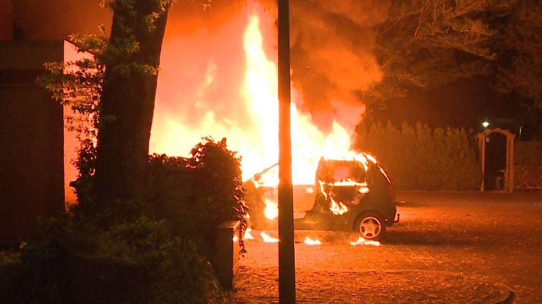 In de Edese wijk Veldhuizen zijn afgelopen nacht opnieuw vier auto's uitgebrand. De vier auto's stonden geparkeerd op een parkeerplaats aan de Dijkhof, aan de rand van Veldhuizen.