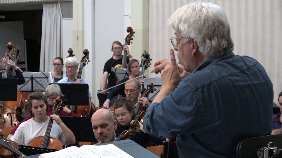 Dirigent Peter Gaasterland tijdens de repetitie van het Delfts Symphonie Orkest