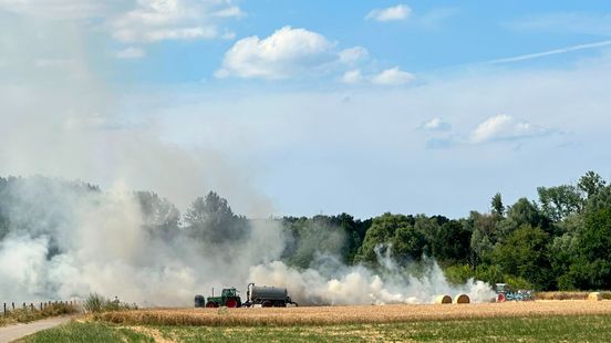 Boer blust brandende hooibaal in Susteren: hevige rookontwikkeling Nieuws
