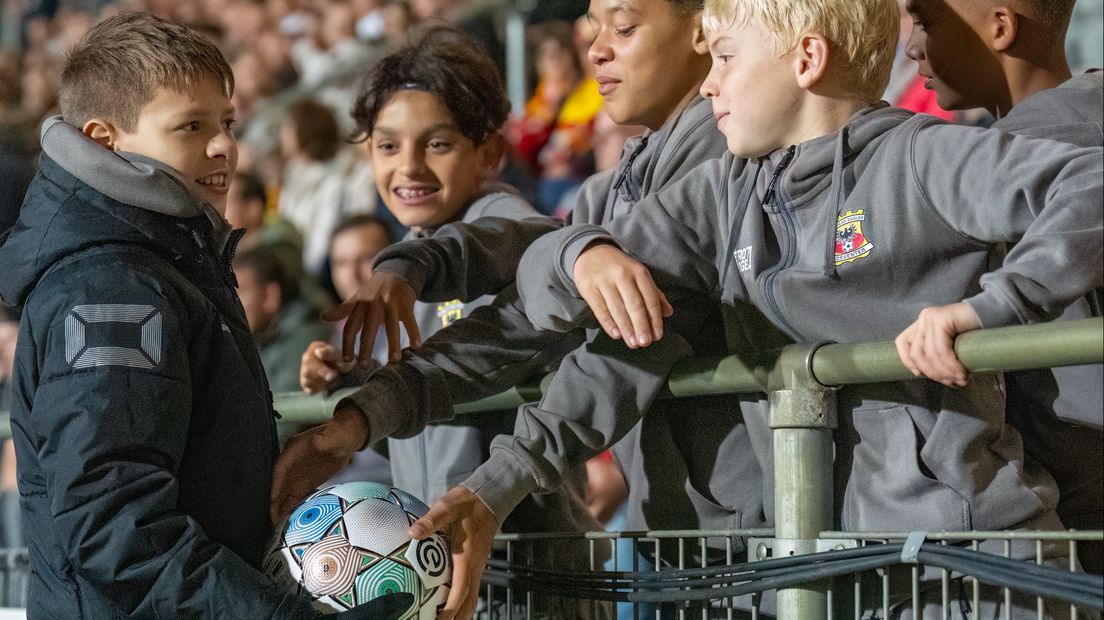Een ballenjongen van Go Ahead Eagles tijdens de wedstrijd tegen Heracles Almelo