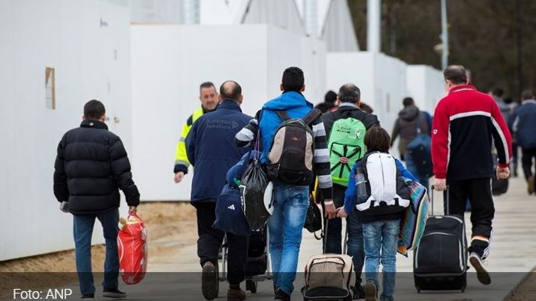 Vluchtelingen arriveren in Zieuwent bij de noodopvang