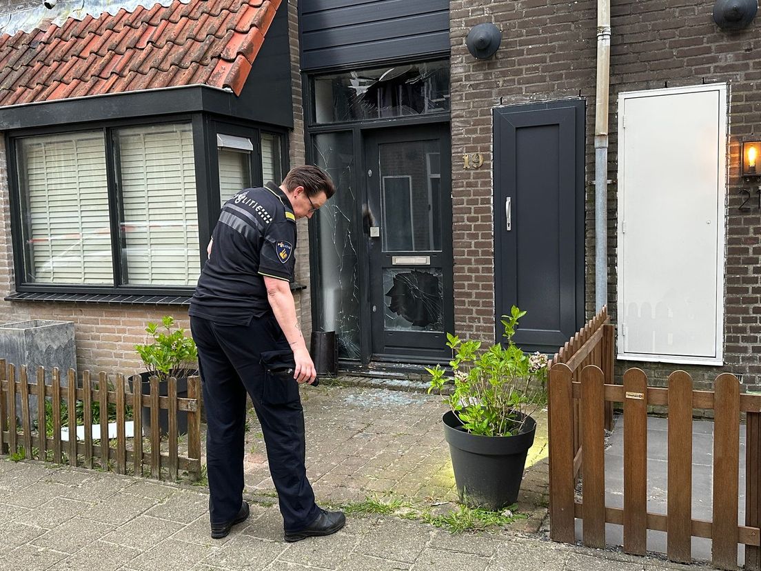 Politie onderzoekt een explosie bij een voordeur in Hellevoetsluis