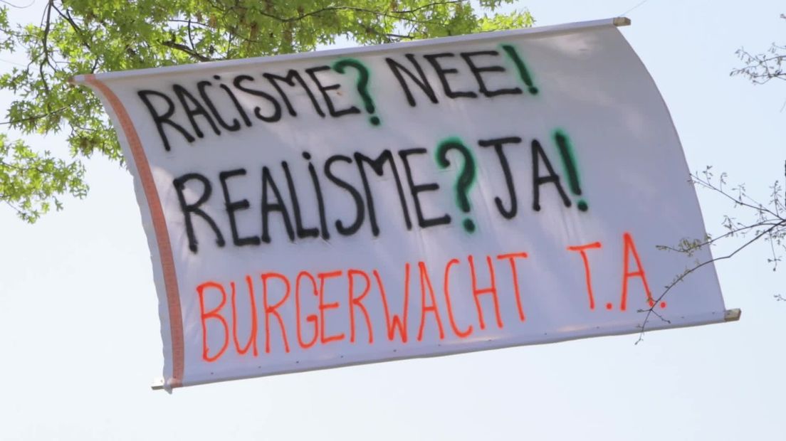 Spandoek in Ter Apel opgehangen door de burgerwacht