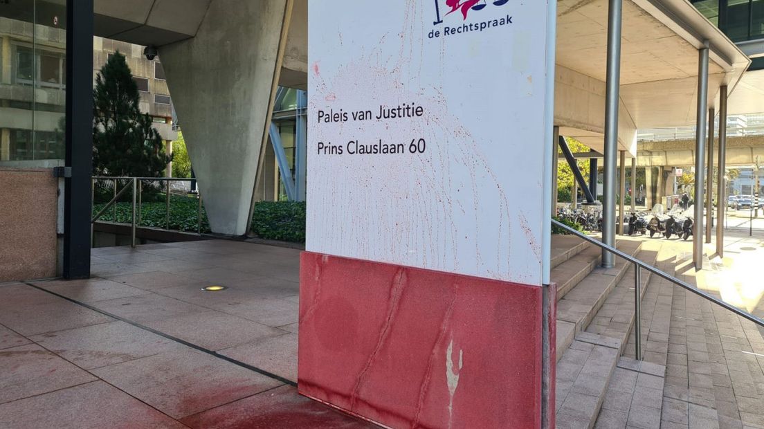 Beklad Paleis van Justitie schoongemaakt na vandalisme met rode vloeistof