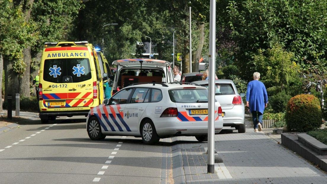 Fietsster (70) naar ziekenhuis met hoofdletsel na botsing