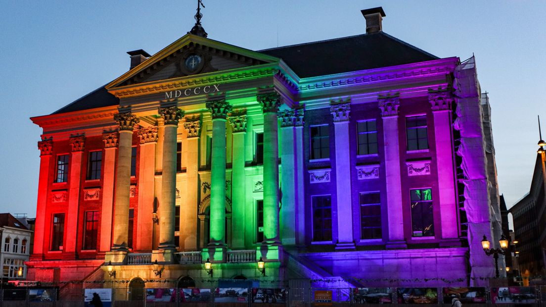 Het stadhuis zal zondagavond opnieuw de kleuren van de regenboog tonen