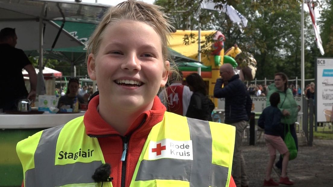 Iona Smeenge (13) is blij dat ze vrijwilliger bij het Rode Kruis is