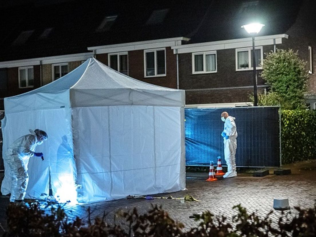 Forensische experts van de politie onderzoeken op 20 november in Zuidland de plaats waar is geschoten