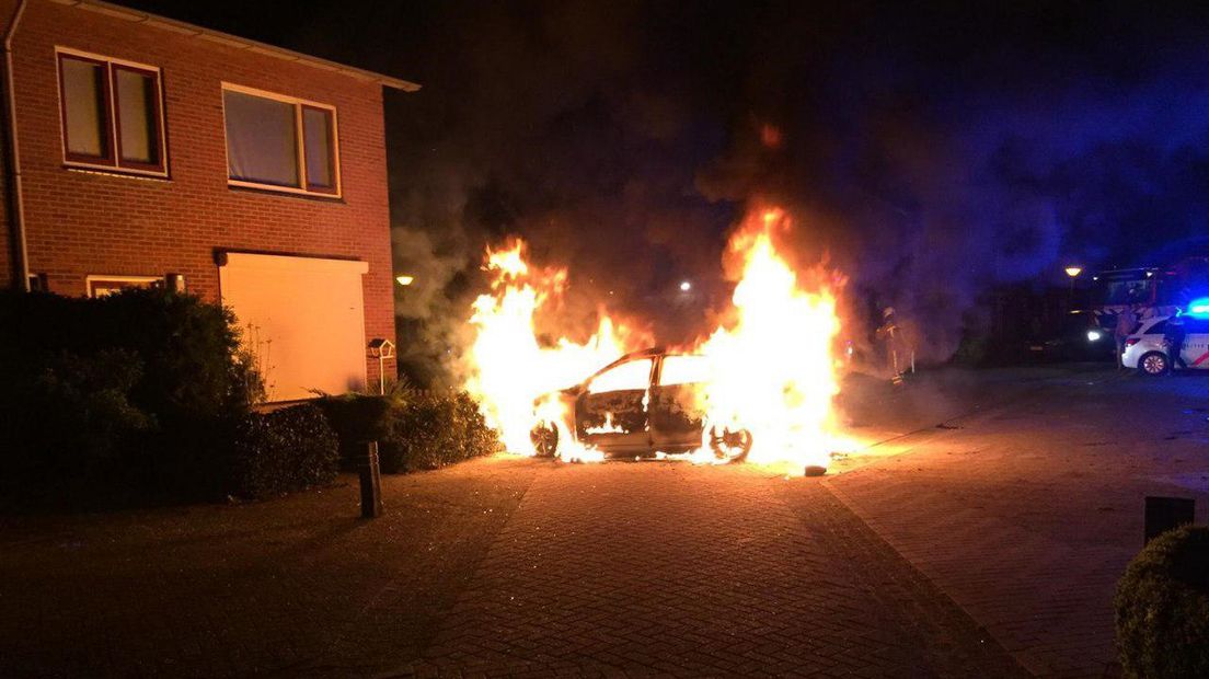 Auto in brand in Coevorden (Rechten: Van Oost Media)