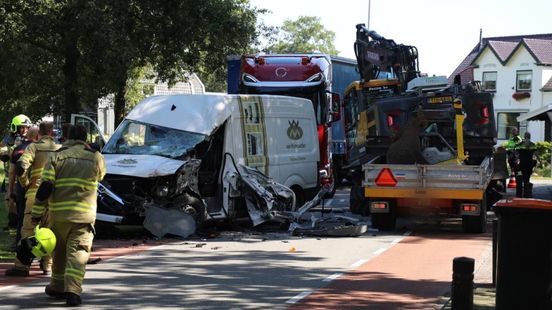 Botsing met graafmachine • schuurtje in brand. Botsing met graafmachine • schuurtje in brand.