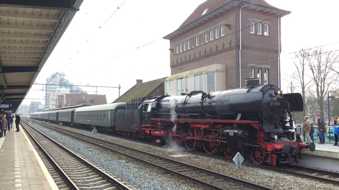 Stoomloc 01 01 75 van de SNN met een lange trein in Deventer.