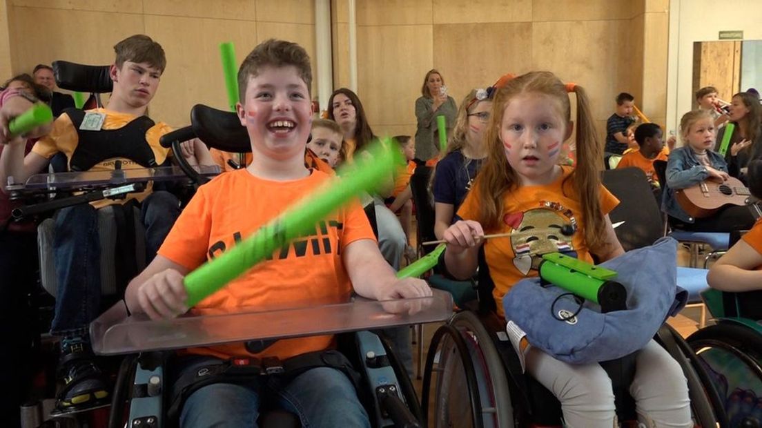 Leerlingen repeteren voor concert bij Paleis Het Loo