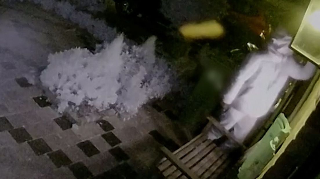 De man probeert een raam te forceren