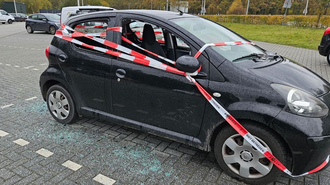 Eén van de vernielde auto's